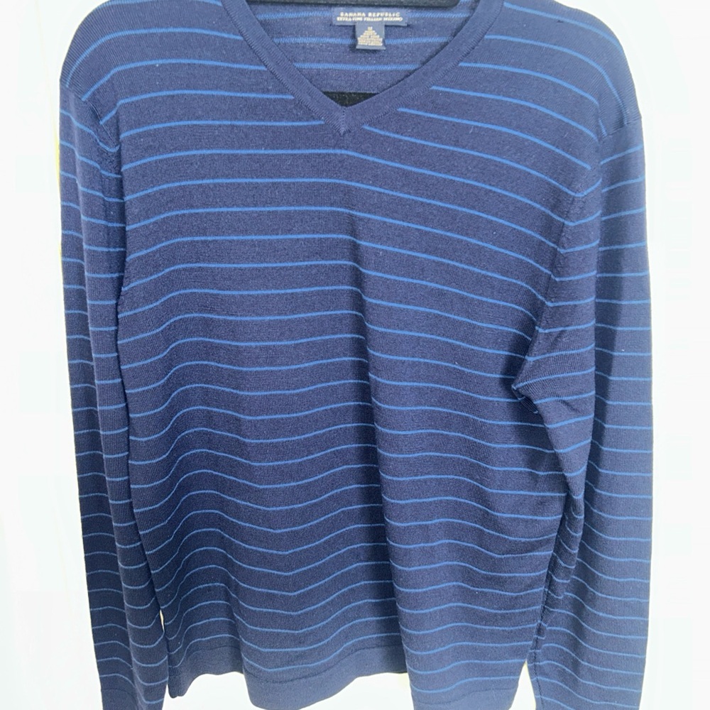 Banana Republic Men's Navy and Light Blue Striped V-Neck Sweater